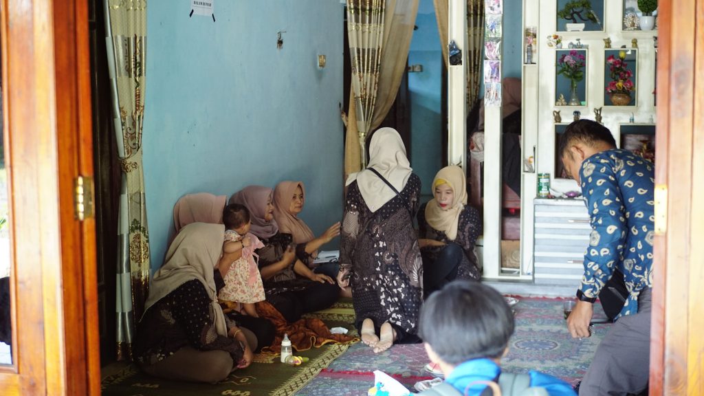 Pengembangan Layanan Daycare Berbasis Komunikasi melalui Edukasi Pengasuh dan Digitalisasi Sistem Pengasuhan di Posyandu Mawar, Desa Tampingan